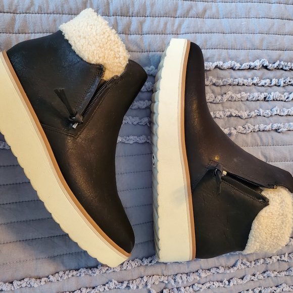 Dr. Scholl's Booties with Sherpa trim size 9 1/2
